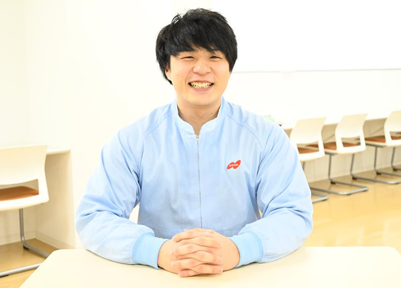 ノーベル製菓の社員が笑顔を向けている様子