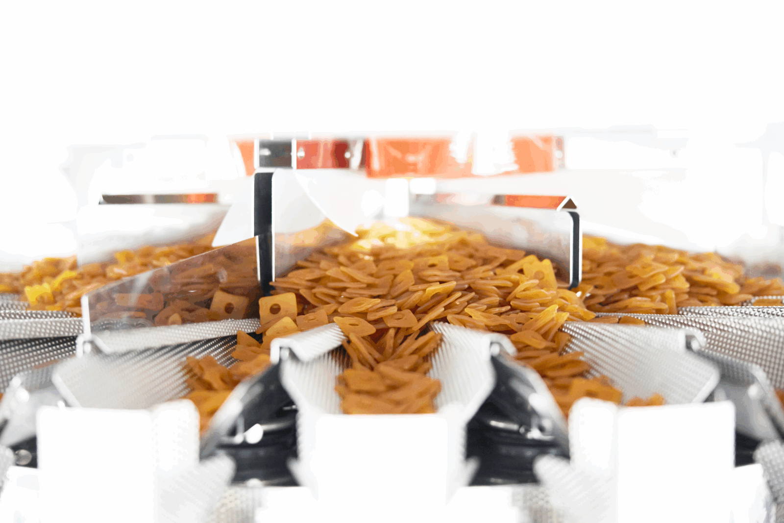 パッケージにペタグーグミを充填する様子