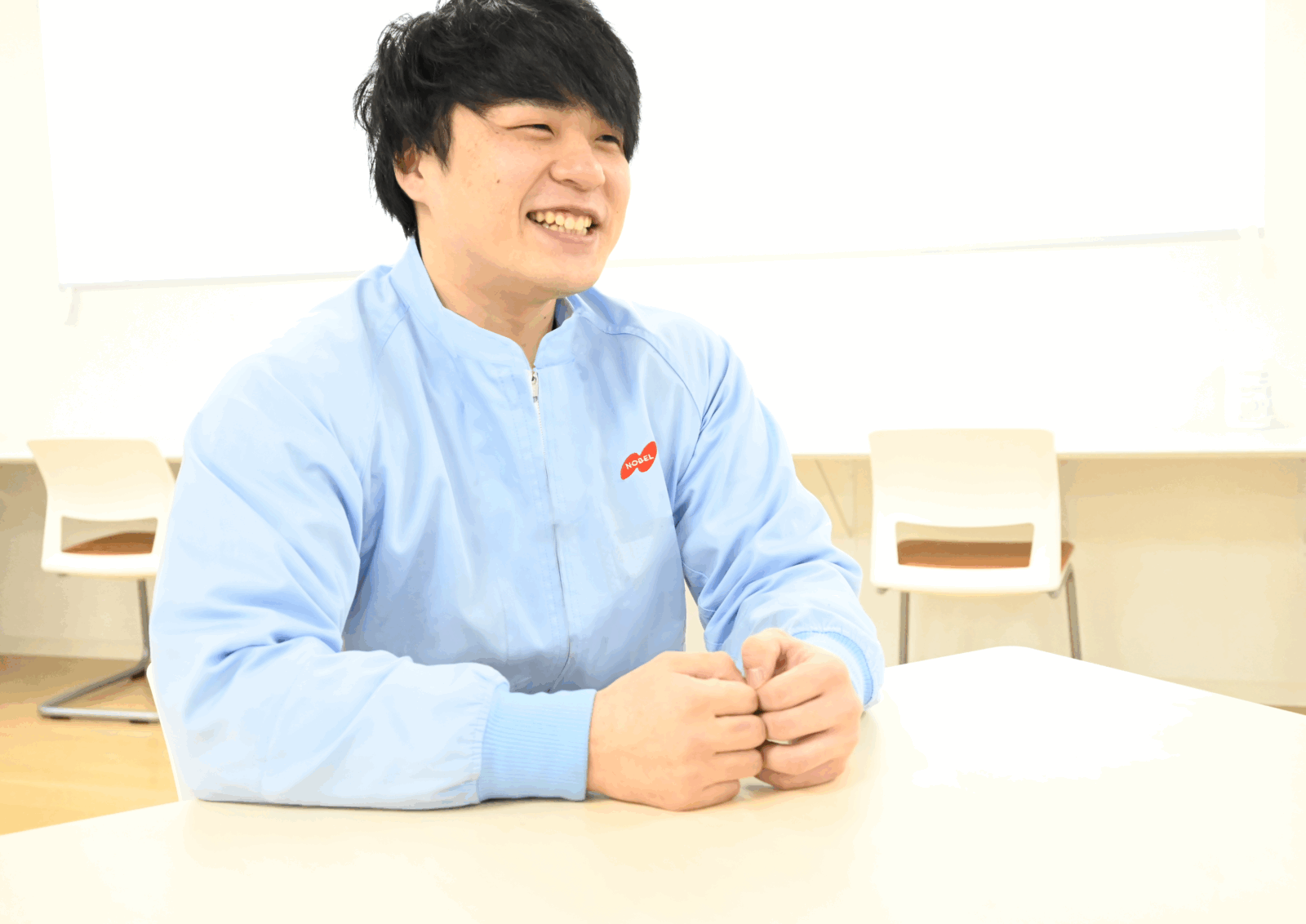 ノーベル製菓社員がインタビューに答えている様子