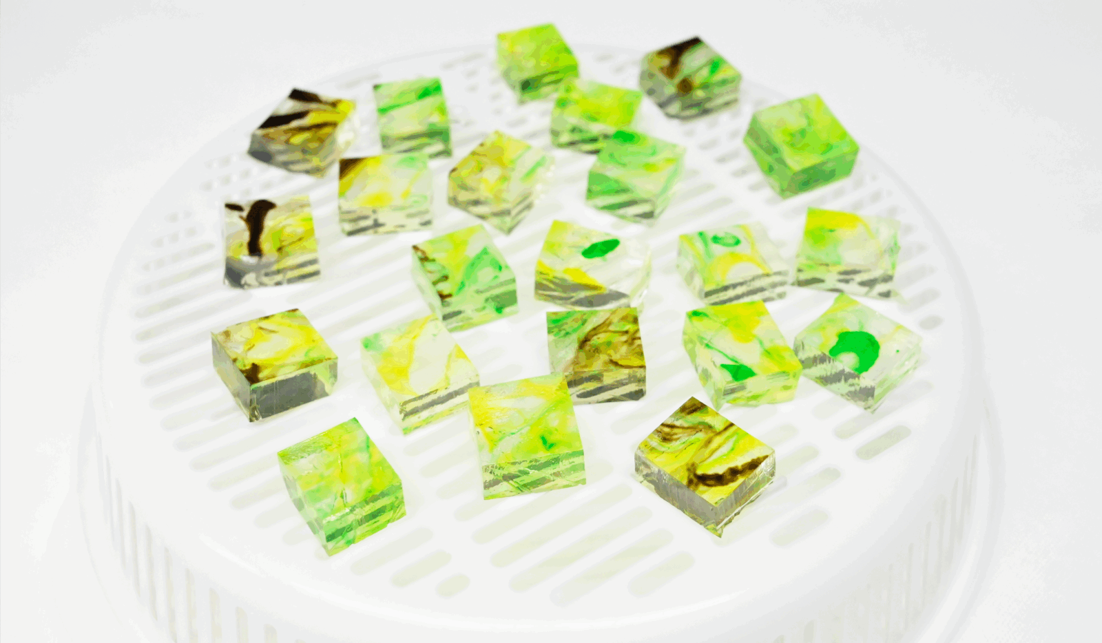 琥珀糖をザルの上で乾燥させている様子