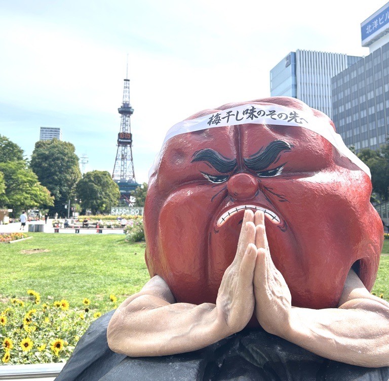 合掌ポーズをとる男梅蔵